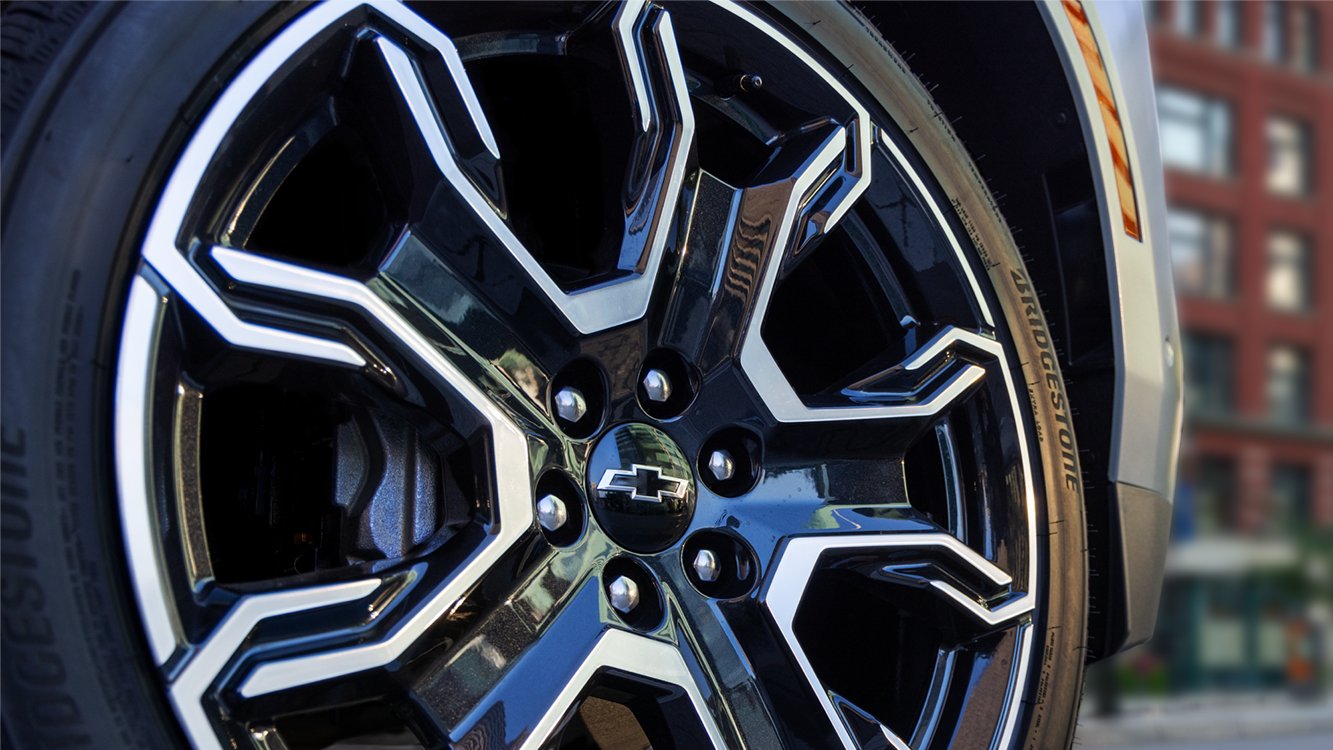 2026 Chevrolet Suburban RST’s athletic 24-inch wheels